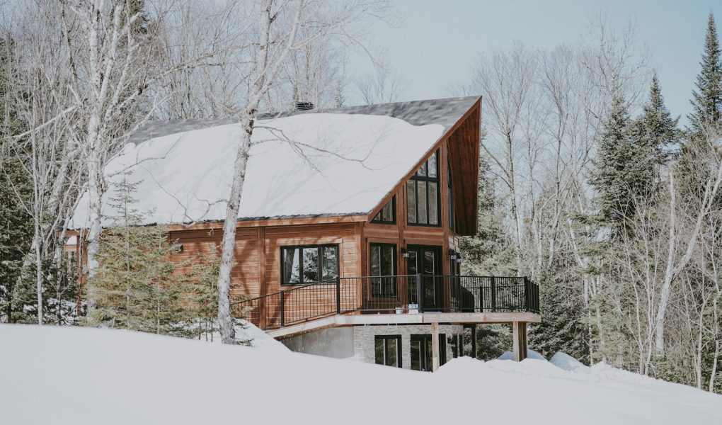 Comment enlever la neige des panneaux solaires efficacement ?