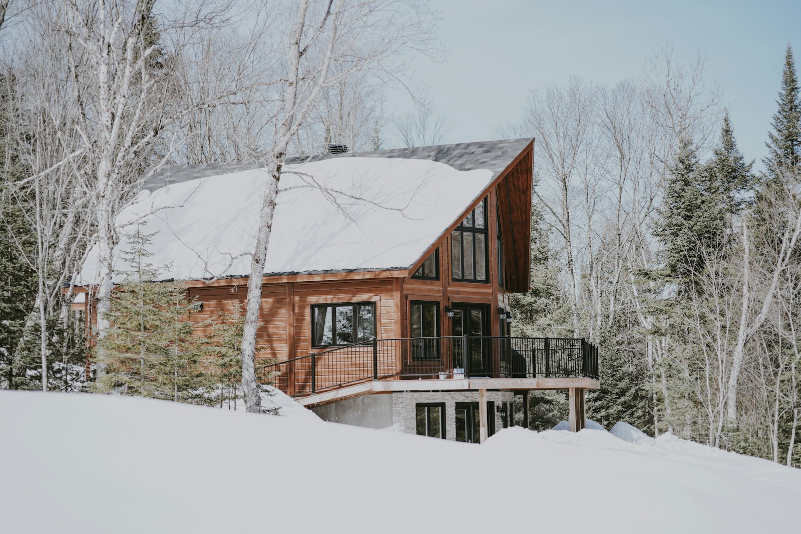 Comment enlever la neige des panneaux solaires efficacement ?