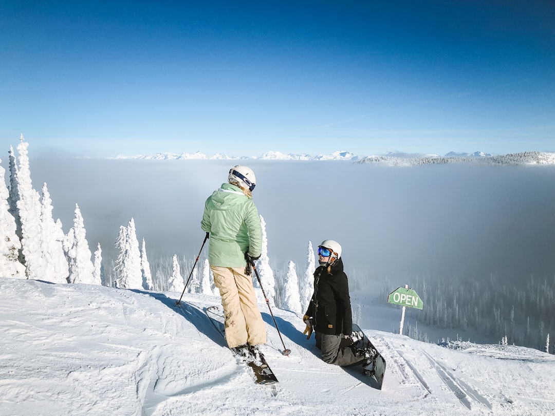 Quel masque de ski choisir : guide ultime pour dévaler les pistes