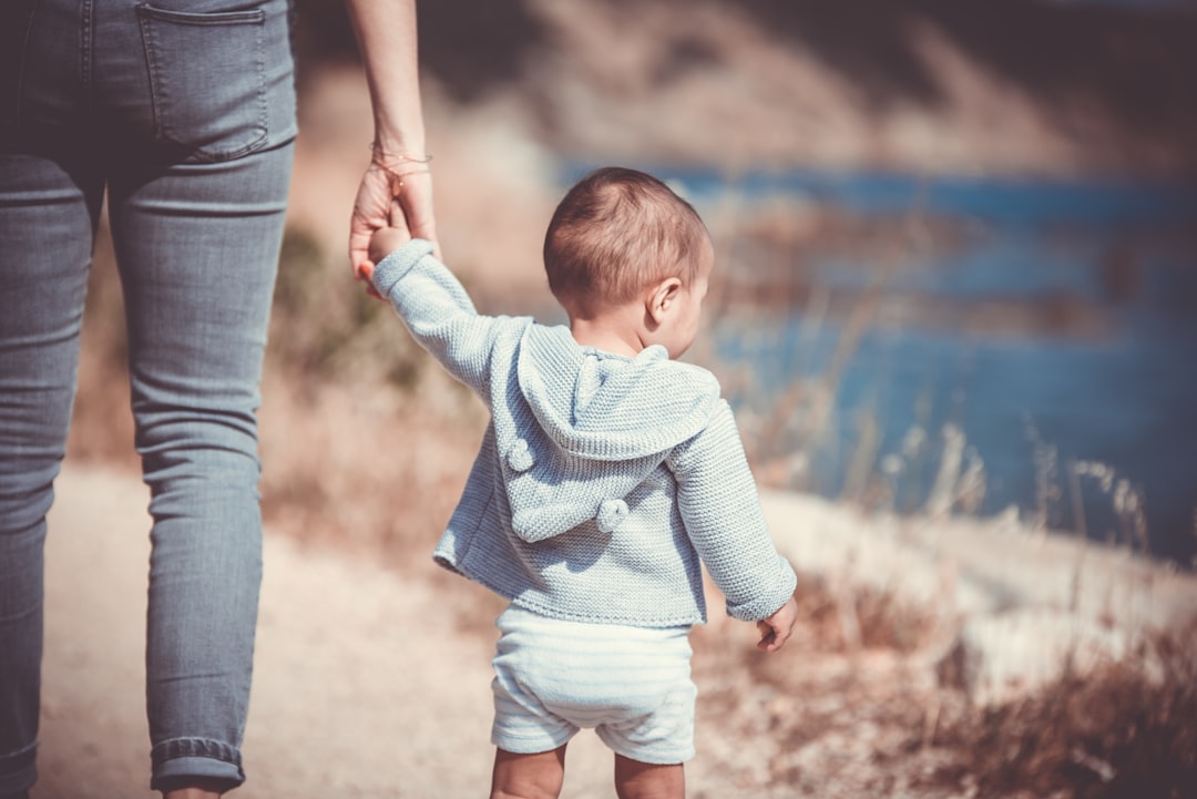 comment préparer un ski bebe : guide complet pour débutants et parents