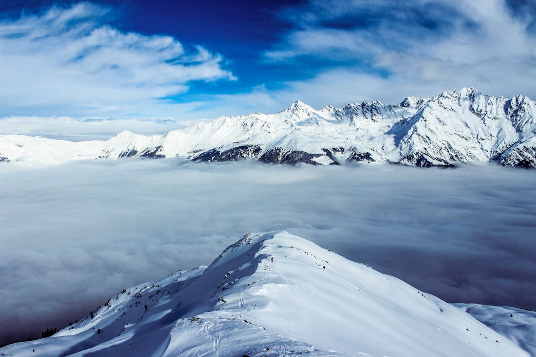 Maîtrisez le virage du skieur : techniques essentielles et erreurs à éviter