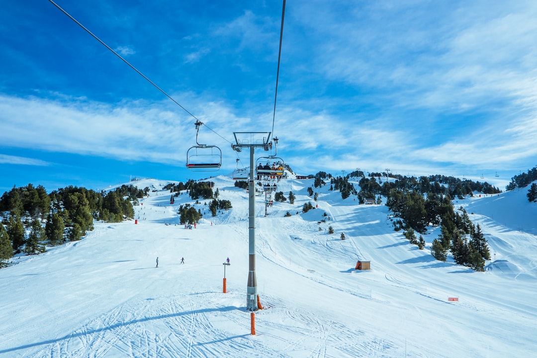 Mal de ski : causes, symptômes et solutions pour éviter ce trouble en 2025