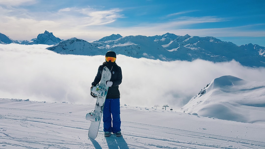 Comment débuter le ski en toute confiance : conseils et astuces essentiels