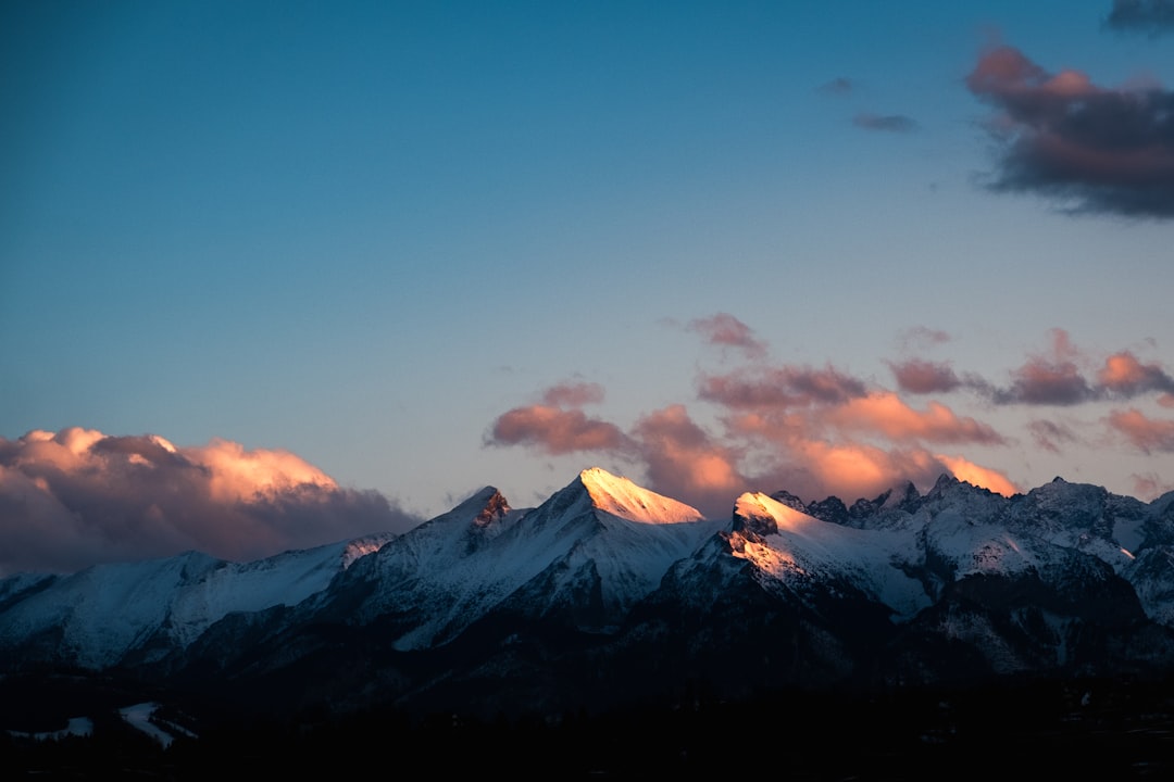 Où partir en vacances d&rsquo;été à la montagne ? 10 destinations parfaites pour 2025