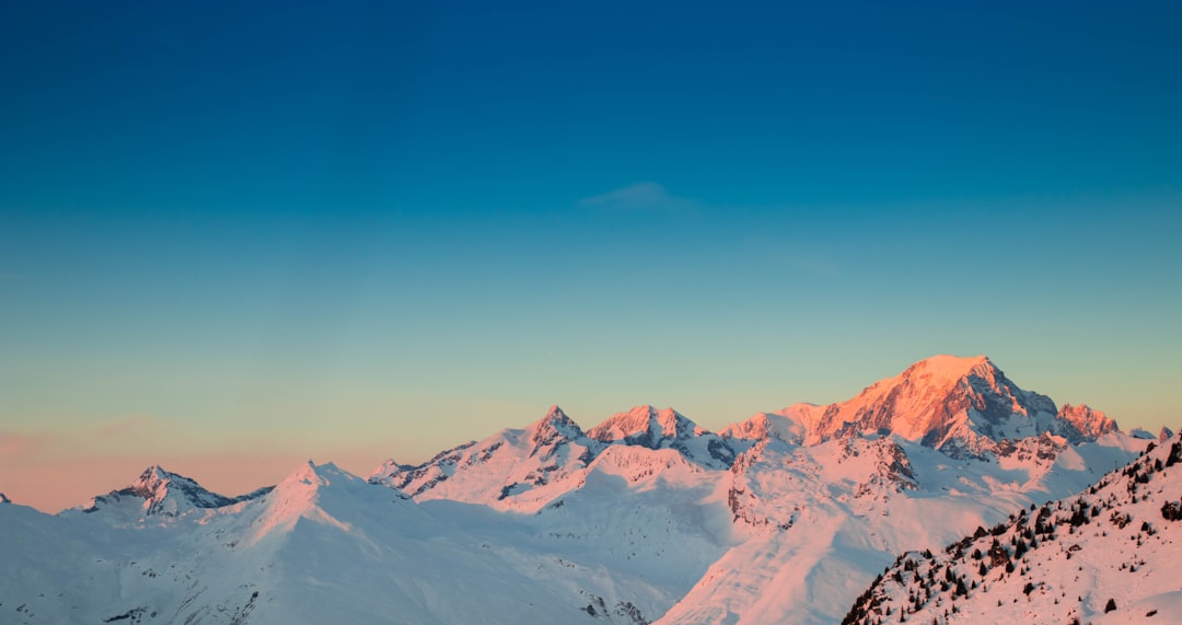 Comment maîtriser le planter de bâton en ski pour améliorer vos virages et votre style