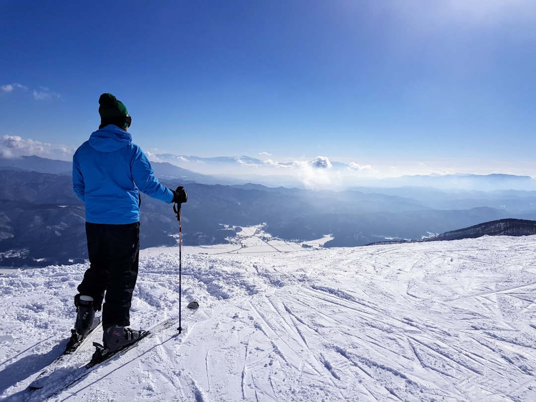 Où skier en décembre : 10 stations incontournables pour une neige garantie dès l’hiver