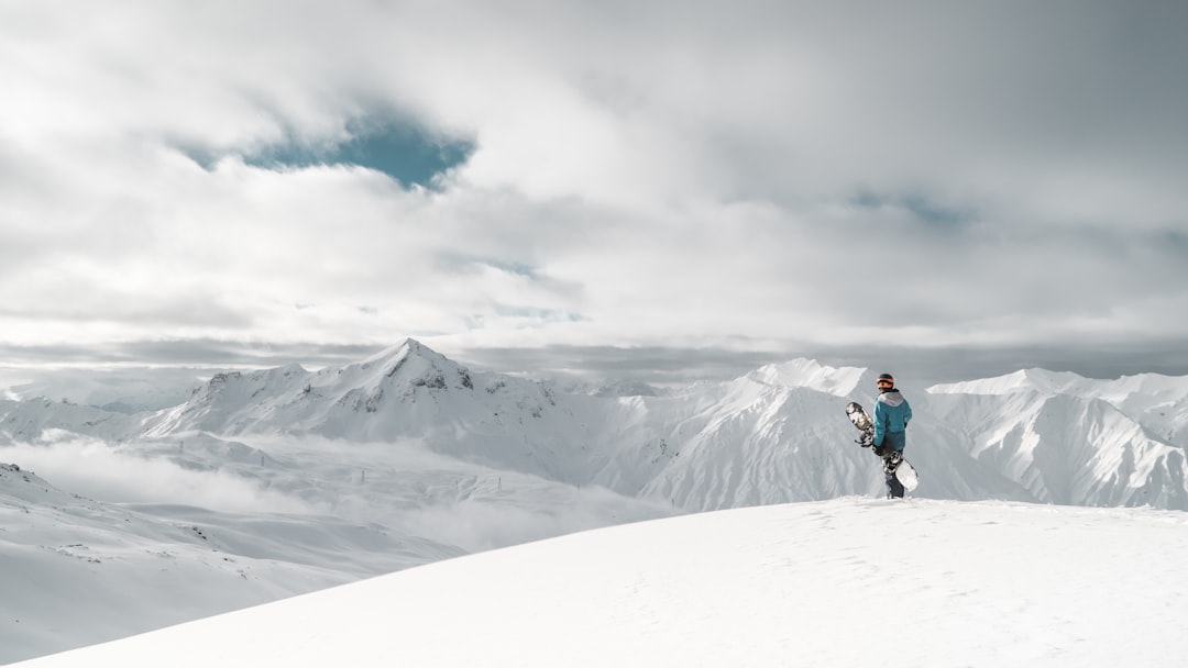 Skating et ski de fond : les différences clés pour choisir la bonne technique